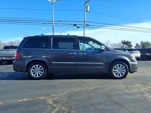 2016 Chrysler Town & Country Limited Platinum