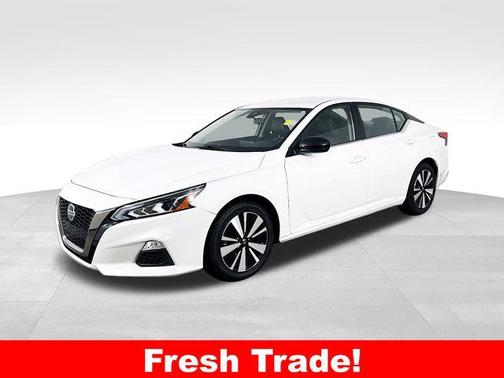 Glacier White 2022 Nissan Altima SR FWD