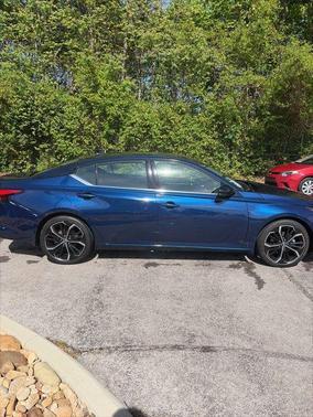 Deep Blue Pearl 2023 Nissan Altima SR VC-Turbo FWD