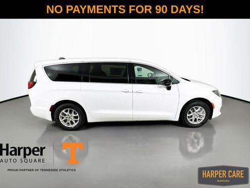 2025 Chrysler Voyager LX