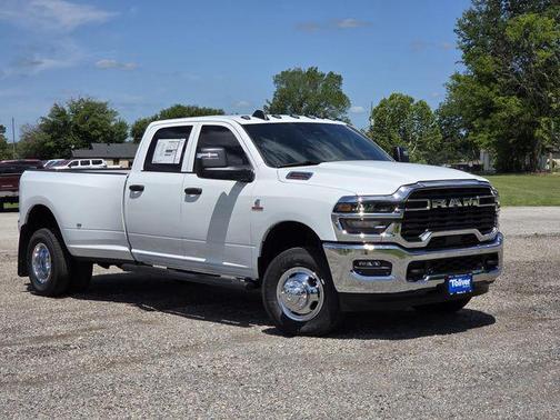 Bright White Clearcoat 2026 RAM 3500 Tradesman Crew Cab 4x4 8' Box