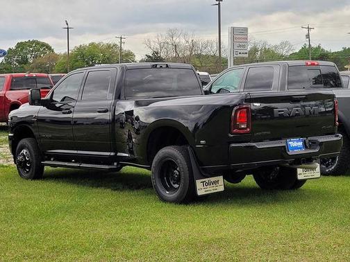 Diamond Black Crystal Pearlcoat 2026 RAM 3500 Lone Star Crew Cab 4x4 8' Box