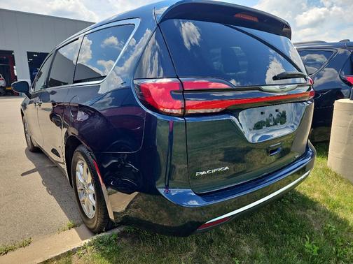 2023 Chrysler Pacifica Touring-L
