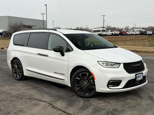 Bright White Clearcoat 2024 Chrysler Pacifica Touring-L
