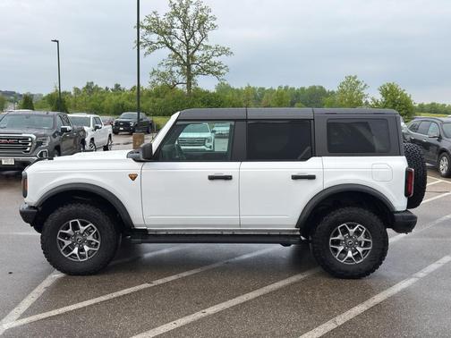 Oxford White 2024 Ford Bronco Badlands