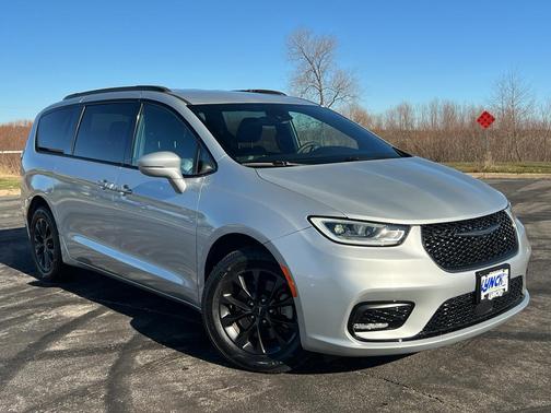2022 Chrysler Pacifica Touring-L