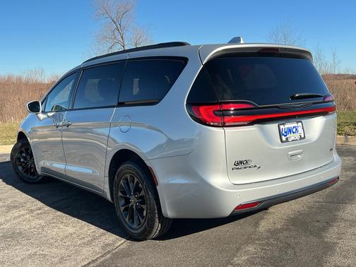 2022 Chrysler Pacifica Touring-L