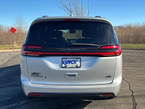 2022 Chrysler Pacifica Touring-L