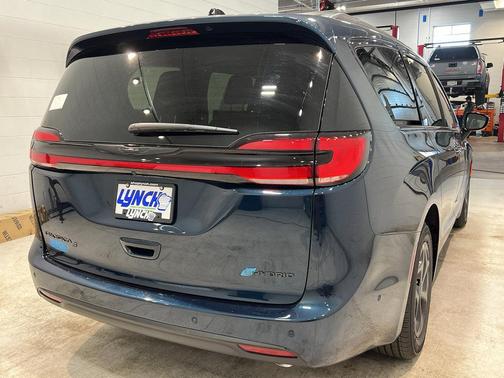 2025 Chrysler Pacifica Hybrid Select