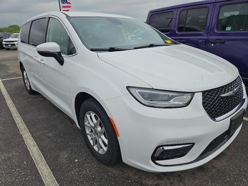 Bright White Clearcoat 2023 Chrysler Pacifica Touring-L