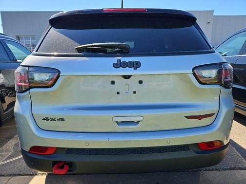 Silver Zynith 2025 Jeep Compass Trailhawk