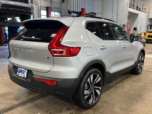 2025 Volvo XC40 B5 Plus Dark Theme