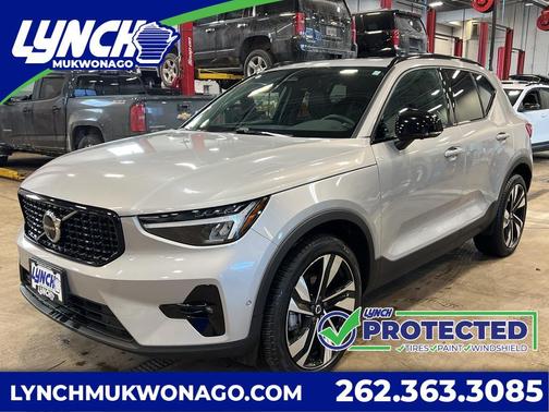 2025 Volvo XC40 B5 Plus Dark Theme