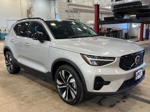 2025 Volvo XC40 B5 Plus Dark Theme