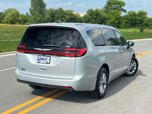 Silver Mist Clearcoat 2026 Chrysler Pacifica Select