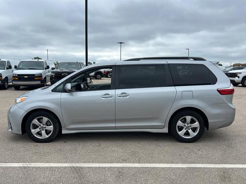 2019 Toyota Sienna LE