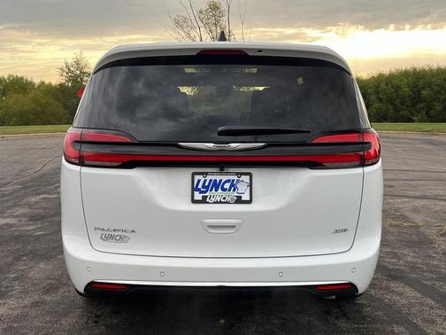 Bright White Clearcoat 2026 Chrysler Pacifica Select AWD