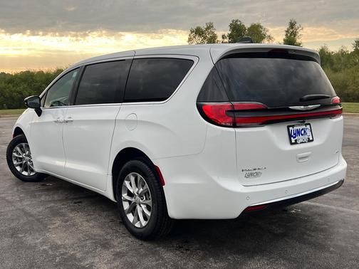 Bright White Clearcoat 2026 Chrysler Pacifica Select AWD