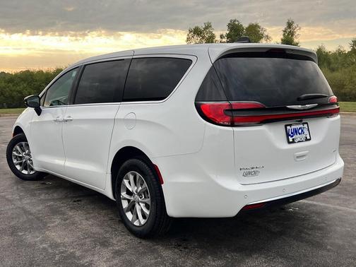 Bright White Clearcoat 2026 Chrysler Pacifica Select AWD