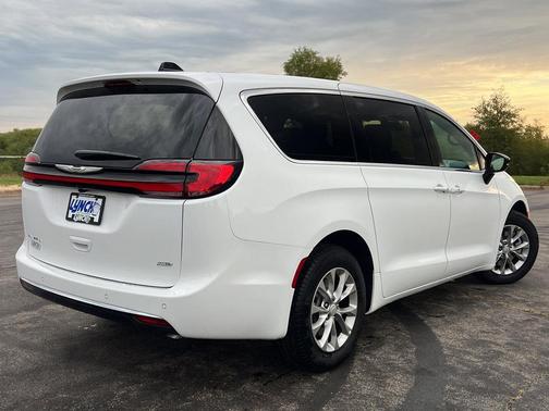 Bright White Clearcoat 2026 Chrysler Pacifica Select AWD