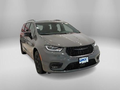 2025 Chrysler Pacifica Hybrid Select