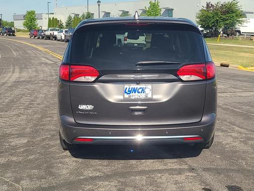 Granite Crystal Clearcoat Metallic 2018 Chrysler Pacifica Touring Plus
