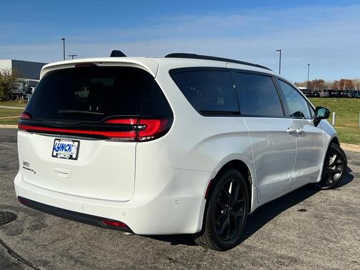 2024 Chrysler Pacifica Touring-L