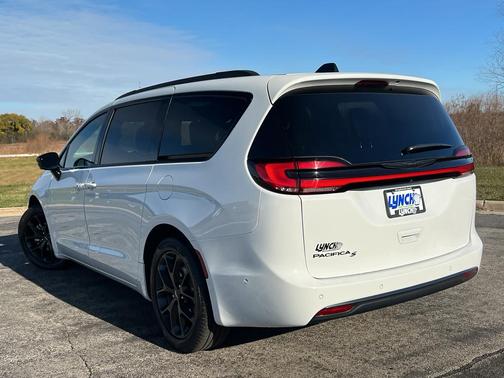 2024 Chrysler Pacifica Touring-L