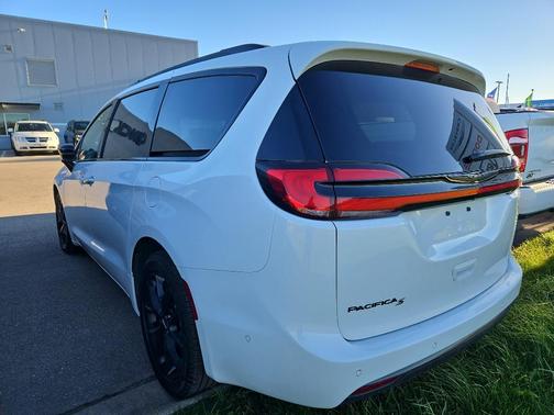 2024 Chrysler Pacifica Touring-L