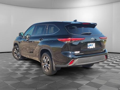 Midnight Black Metallic 2022 Toyota Highlander XLE