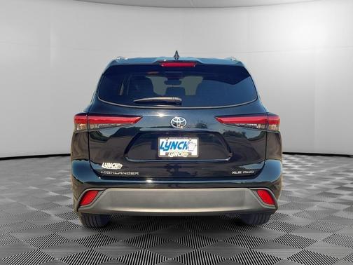 Midnight Black Metallic 2022 Toyota Highlander XLE