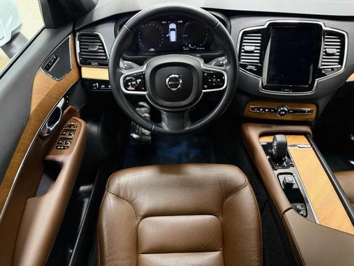 2022 Volvo XC90 Recharge Plug-In Hybrid T8 Inscription Expression 7 Passenger