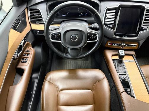 2022 Volvo XC90 T6 Momentum 7 Passenger