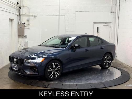 2024 Volvo S60 B5 Plus Dark Theme
