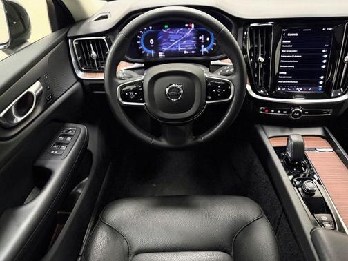 2024 Volvo S60 B5 Plus Dark Theme