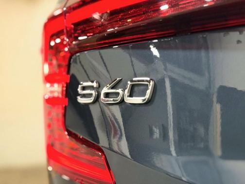 2024 Volvo S60 B5 Plus Dark Theme