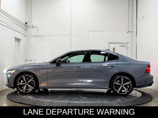 2024 Volvo S60 B5 Core Dark Theme