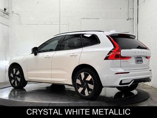 2024 Volvo XC60 Recharge Plug-In Hybrid T8 Plus Dark Theme