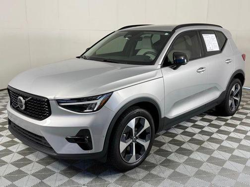 2023 Volvo XC40 B5 Plus Dark Theme