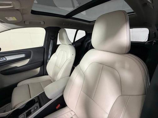 2023 Volvo XC40 B5 Plus Dark Theme