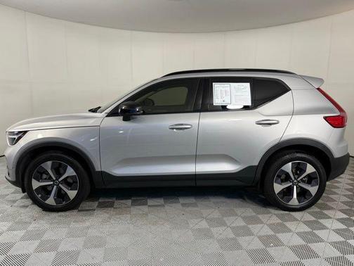 2023 Volvo XC40 B5 Plus Dark Theme