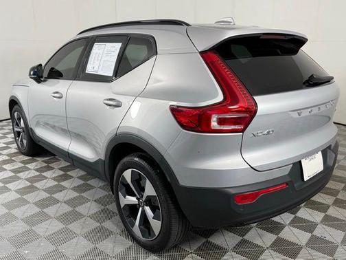 2023 Volvo XC40 B5 Plus Dark Theme