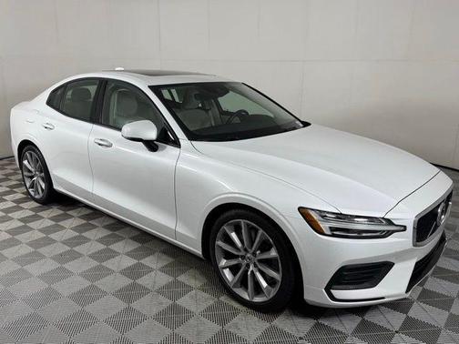 2020 Volvo S60 T6 Momentum