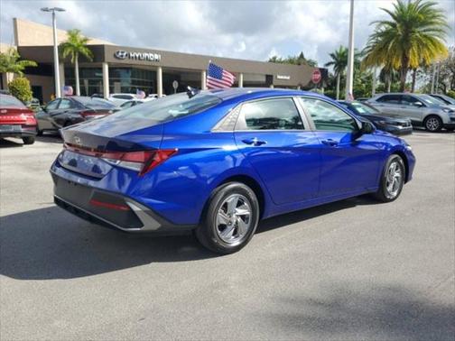 2024 Hyundai ELANTRA SE