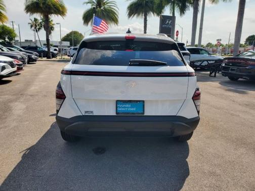 Atlas White 2024 Hyundai KONA SEL
