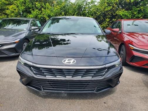 2025 Hyundai ELANTRA SE