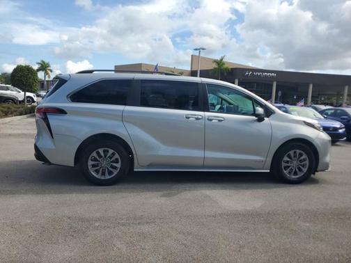2021 Toyota Sienna LE