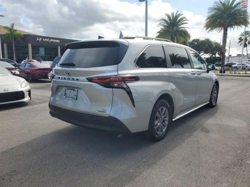 2021 Toyota Sienna LE