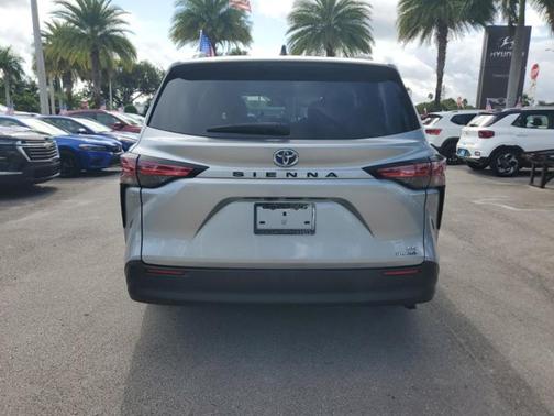 2021 Toyota Sienna LE