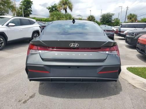 2025 Hyundai ELANTRA SE